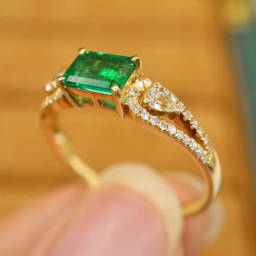 14K GOLD 0.67 CTW VIVID GREEN NATURAL EMERALD and DIAMOND RING - 4