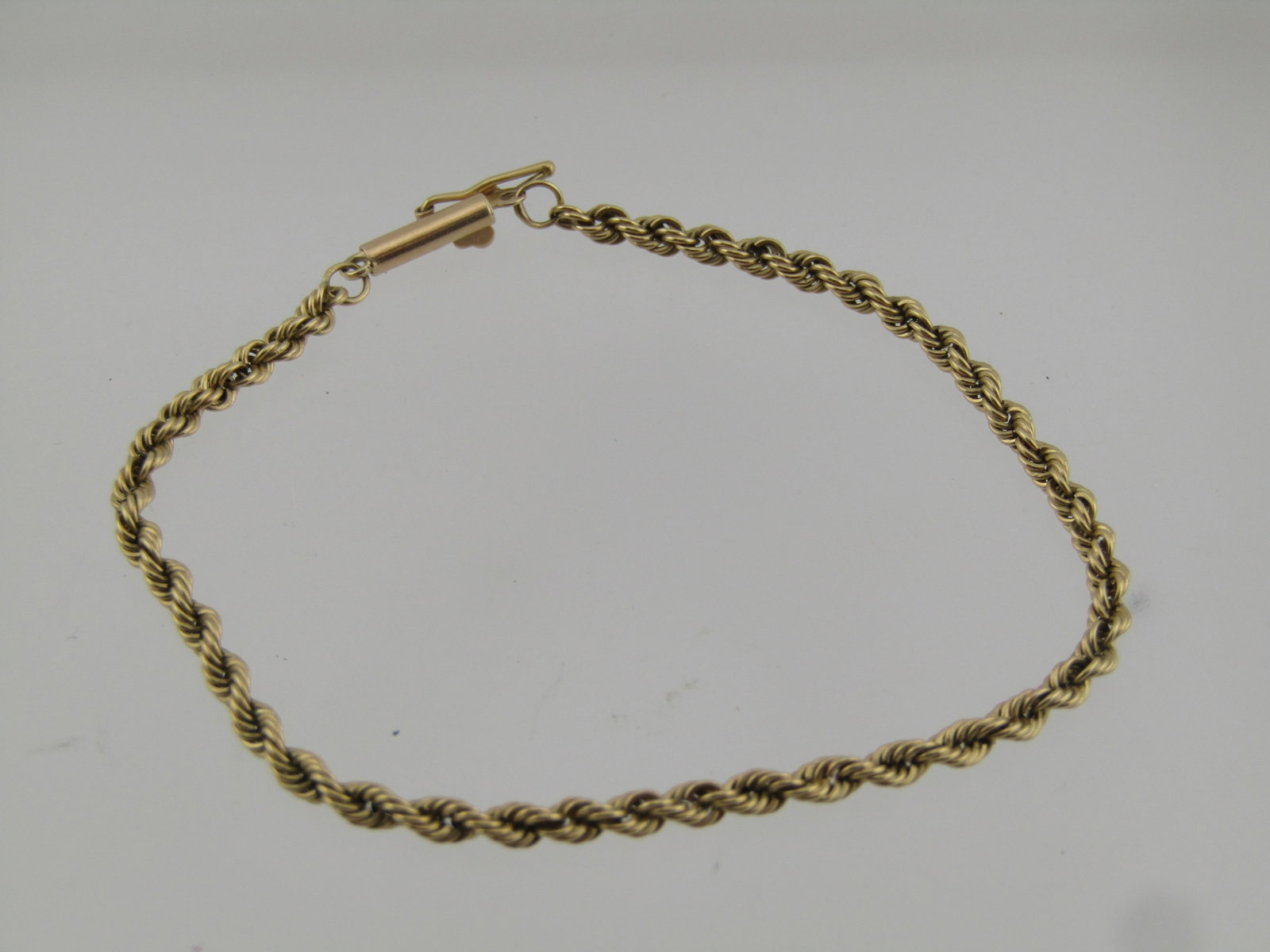 Vintage 14kt Twisted Rope Chain Bracelet, 6.5", 3.36 Grams: Title:Vintage 14kt Twisted Rope Chain Bracelet, 6.5", 3.36 Grams Description:Vintage 14kt Twisted Rope Chain Bracelet, 6.5", 3.36 Grams, 1980's-1990's. This is appx. 2.5mm wide with a barrel style box