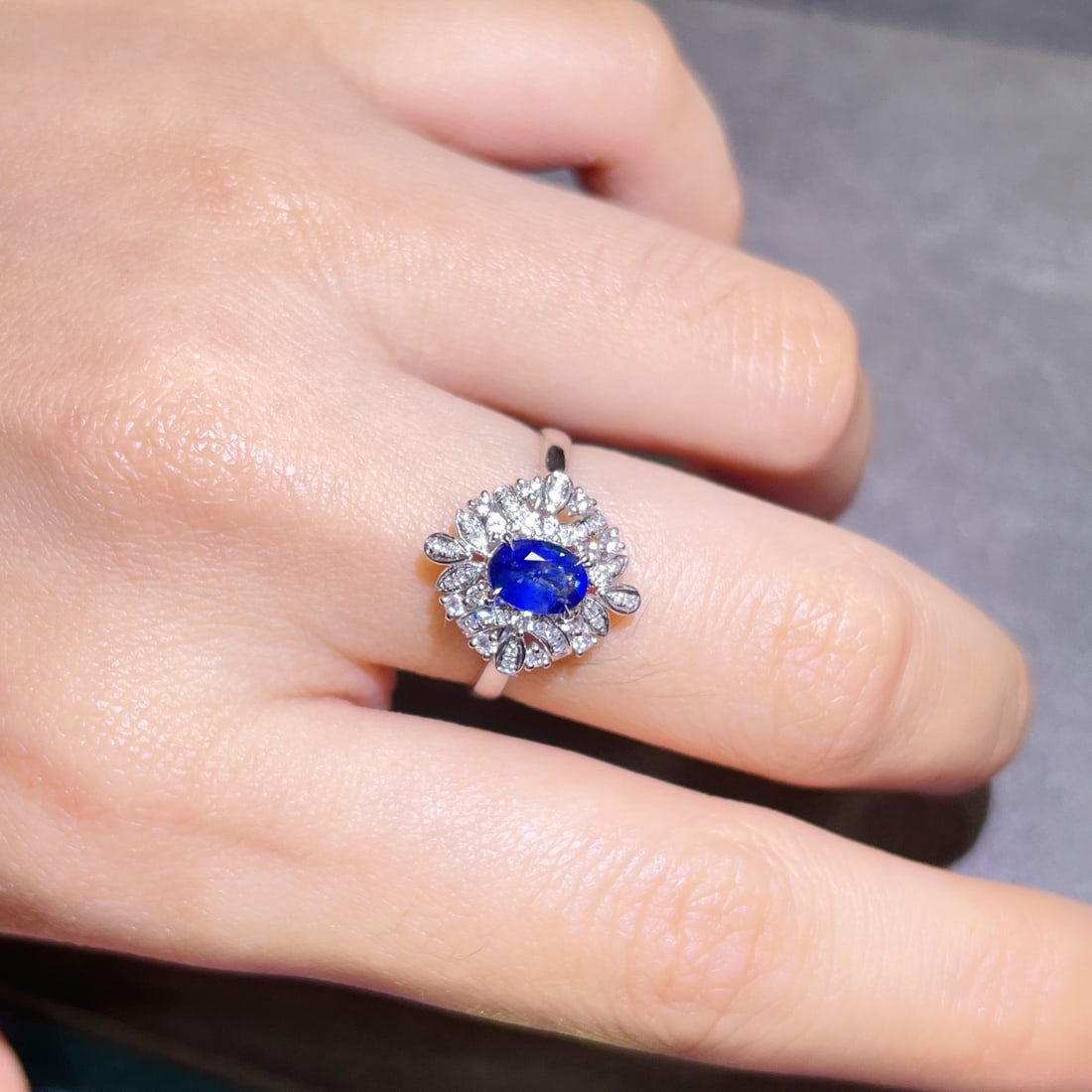 14K GOLD 0.75 CTW VIVID BLUE NATURAL SAPPHIRE and DIAMOND RING - 3
