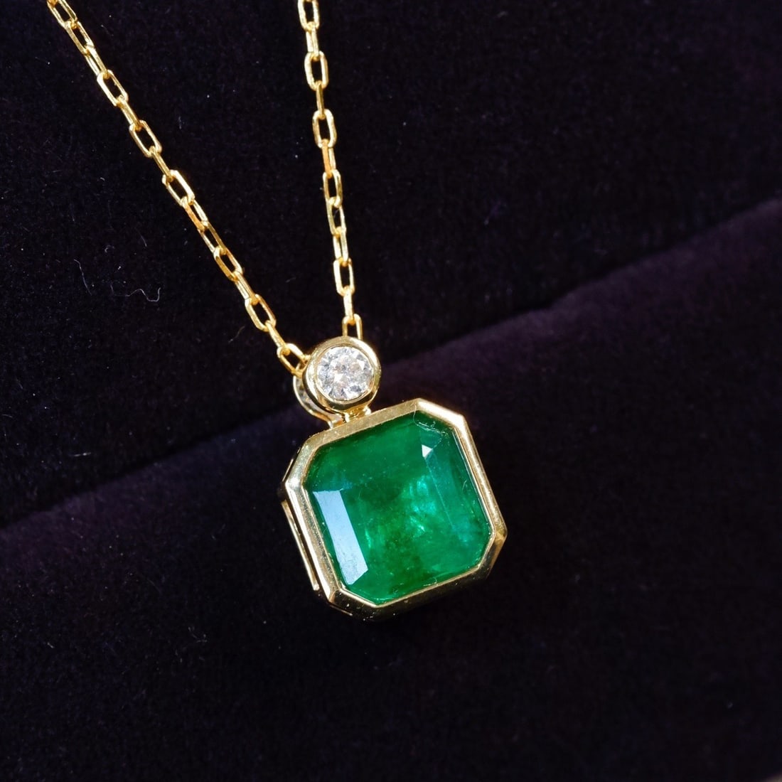 14K GOLD 1.61 CT VIVID GREEN NATURAL EMERALD and DIAMOND NECKLACE: Title:14K GOLD 1.61 CT VIVID GREEN NATURAL EMERALD and DIAMOND NECKLACE Description:Ref:230678137Gold Content:14K GoldMain Gemstone:EmeraldNumber of stones:1Shape:OctagonalCarat Weight:1.61ct Color:Vi