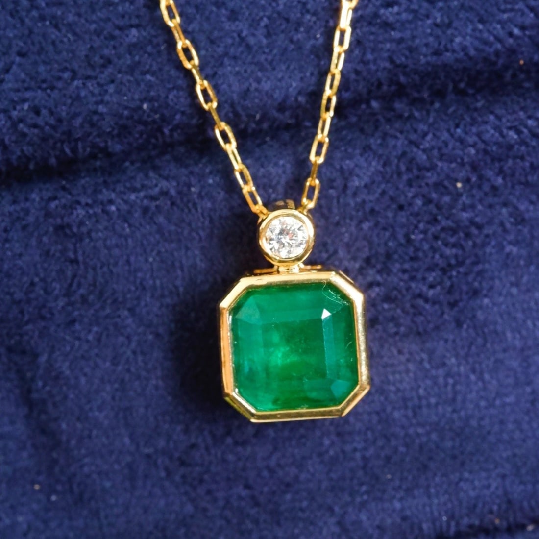 14K GOLD 1.61 CT VIVID GREEN NATURAL EMERALD and DIAMOND NECKLACE - 2