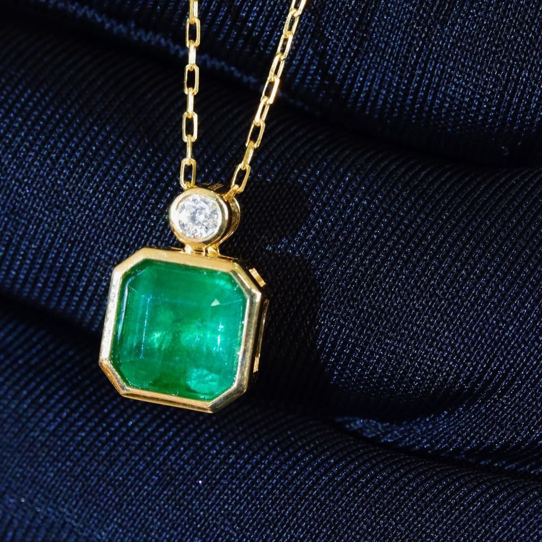 14K GOLD 1.61 CT VIVID GREEN NATURAL EMERALD and DIAMOND NECKLACE - 3