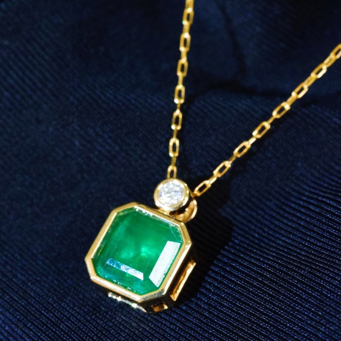 14K GOLD 1.61 CT VIVID GREEN NATURAL EMERALD and DIAMOND NECKLACE - 4