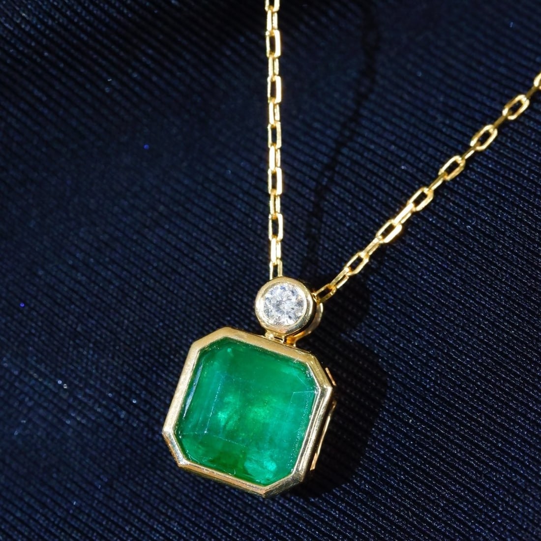 14K GOLD 1.61 CT VIVID GREEN NATURAL EMERALD and DIAMOND NECKLACE - 5