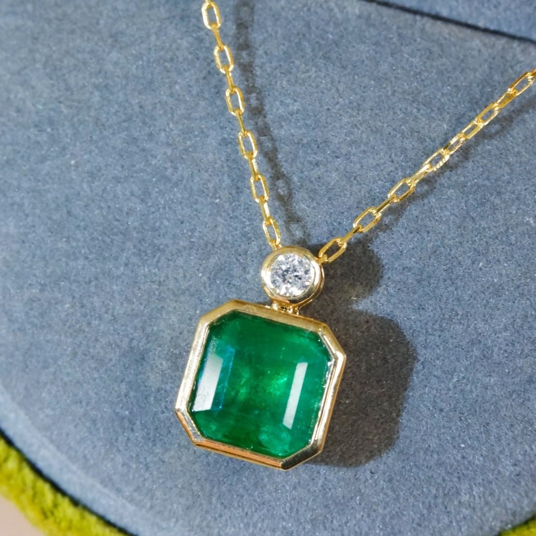 14K GOLD 1.61 CT VIVID GREEN NATURAL EMERALD and DIAMOND NECKLACE - 6