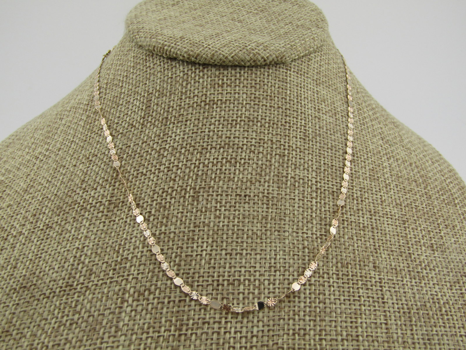 10kt Gold 2mm Valentino Link Necklace 16", Signed FMG: Title:10kt Gold 2mm Valentino Link Necklace 16", Signed FMG Description:10kt Gold 2mm Valentino Link Necklace 16", Signed FMG. This is marked 10kt and tests as 10kt with an appx. weight of 1.3 grams.