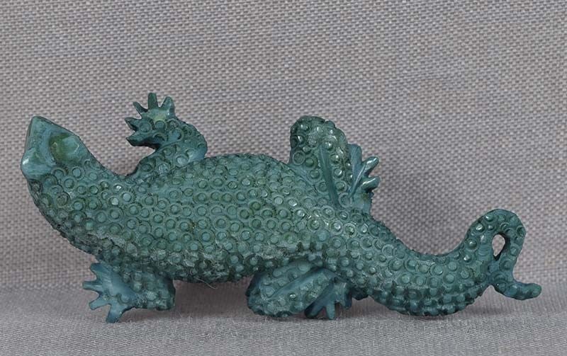 Vintage bone OBIDOME netsuke LIZARD: Vintage green stained staghorn obidome (sash ornament) carved as a running lizard. Obidome is worn on an obi cord that holds the obi sash together, it is the only type of jewelry worn by Japanese wome