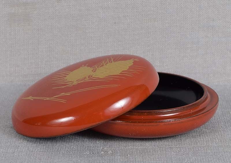 Taisho period Japanese lacquer tea ceremony KOGO pine cones: Taisho (1920s) lacquered wood kogo (box for incense during tea ceremony), its top decorated with gold lacquer pine cones and needles. Elegant object in Japanese taste, perfect lacquer work, two parts