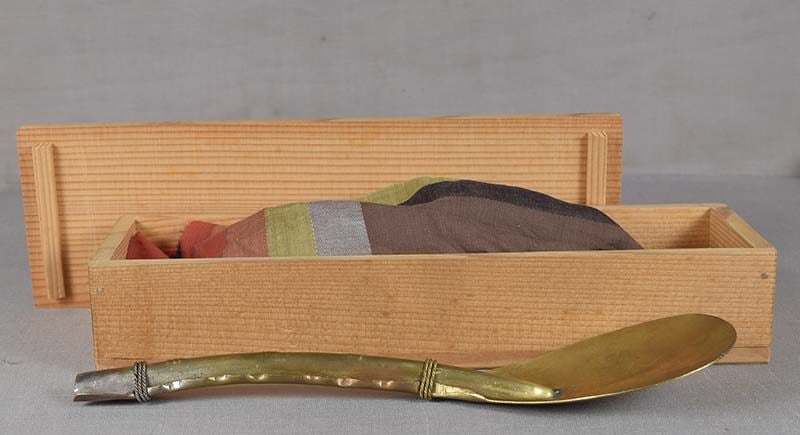 Japanese bronze tea ceremony HAISAJI spoon for ashes: Unusual Japanese bronze / brass haisaji - spoon for ashes from hibachi used during tea ceremony. Good design, hammered spoon part, braided wire nicely imitating cord. Comes in paulownia box with