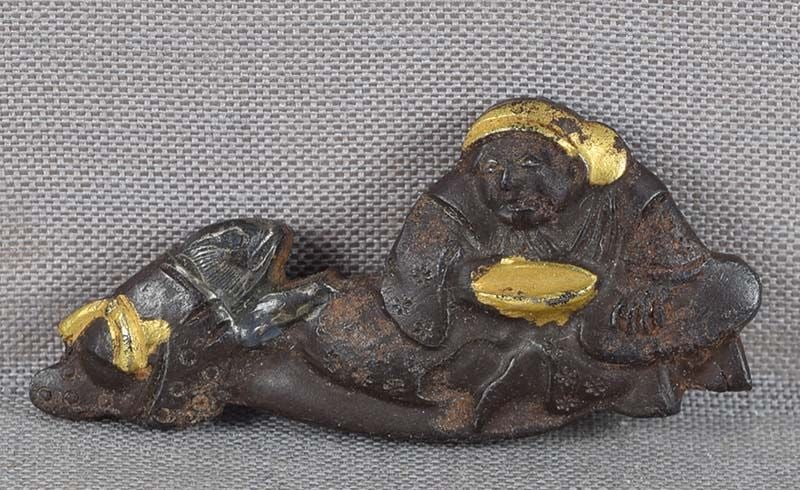19c Japanese iron MAE-KANAGU pouch clasp TONGUE CUT SPARROW (1 of 4)
