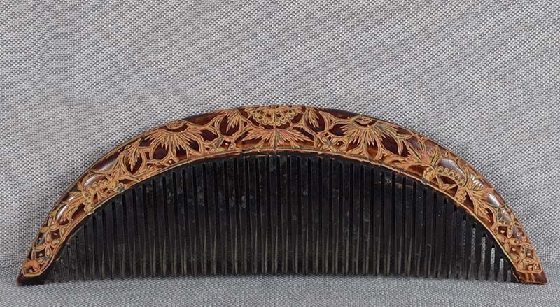 19c Japanese lacquer buffalo horn KUSHI hair comb CARVED FLOWERS: Late Meiji period (1890s 1912) Japanese buffalo horn kushi (hair comb) with carved lacquer decoration of continuous flower pattern. Very well made, wonderful work in Japanese taste, some insect