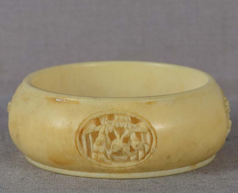 19c Chinese export NAPKIN RING Chinese scholars: 19th century Chinese export napkin ring carved on the outside with 4 reserves containing scenes of Chinese scholars in different settings. Wonderful work with deep undercutting, beautiful patina, in
