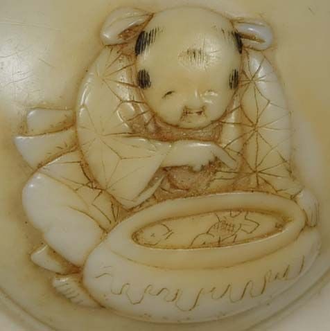 19c kagamibuta netsuke BOY watching fish - 3