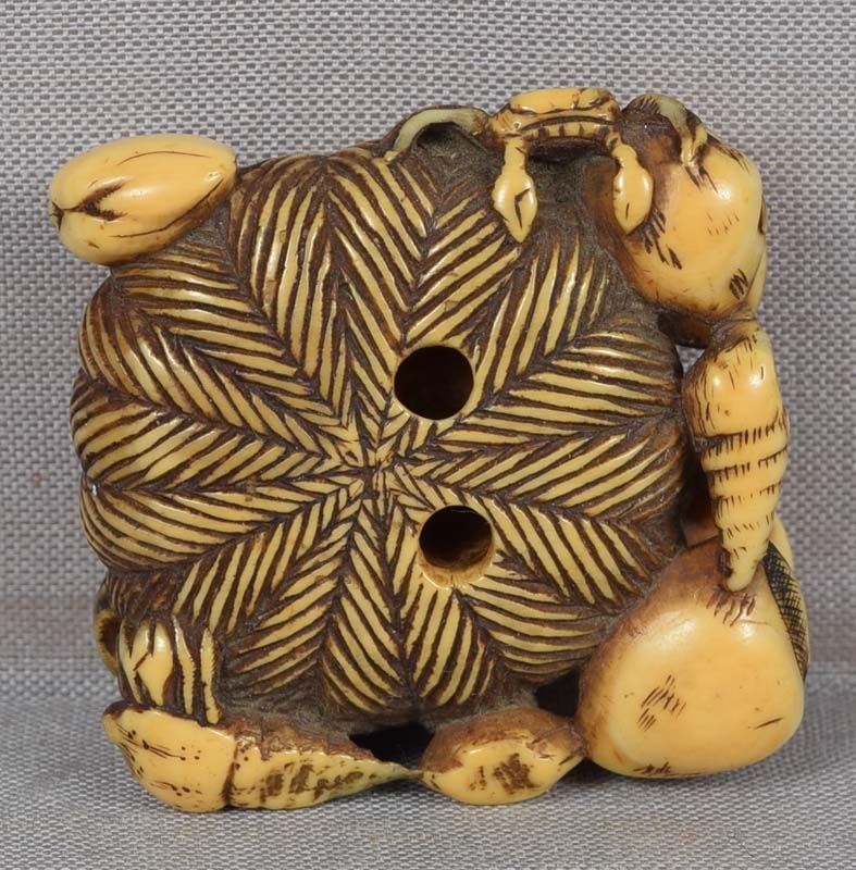 Early 19c shunga netsuke CRABS & CLAMS in basket - 3