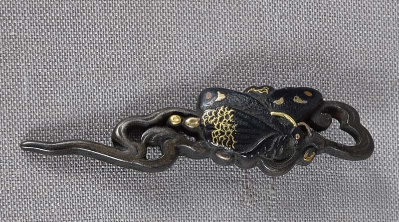 19c Japanese sword MENUKI BUTTERFLY & WAVES: Single early 19th century menuki - Japanese sword fitting - depicting a butterfly fluttering above a wave. Elegant design, crisp casting and detailing, excellent gilding. Length 1.68 inches. Reserve:
