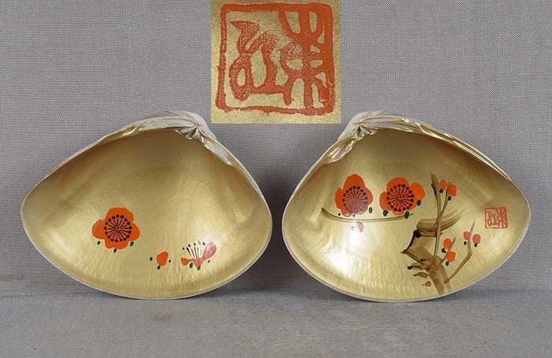 Tea ceremony SHUNGA KOGO clam shell LACQUER CHERRY by TOGAI: Vintage Japanese kogo (box for incense during tea ceremony) made out of natural clam shell painted with lacquer on the inside with of a gnarled trunk and cherry flowers. Very clever design, rather