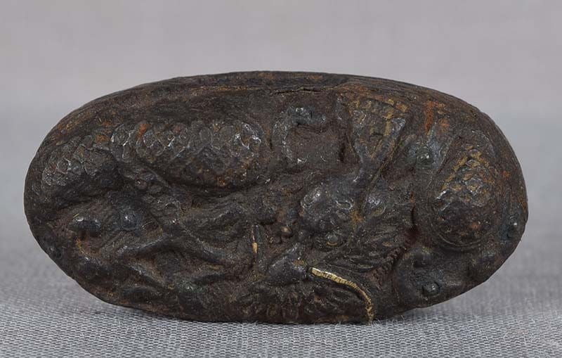 18c Japanese sword KASHIRA DRAGON: 18th century Japanese iron sword kashira (metal pommel at the end of the hilt) with design of a dragon in flight. Wonderful work with brass inlays, great feel of age. Length 1.43 inches. Reserve: $115