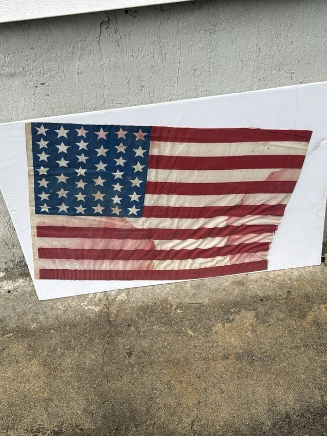 39 Star US Flag: It measures 24 1/2" x 17 3/8" and dates 1876-1889. It has wear as shown in the photos Shipping: Domestic: Flat-rate of $10.00 to anywhere within the contiguous U.S. International: Foreign shipping rat