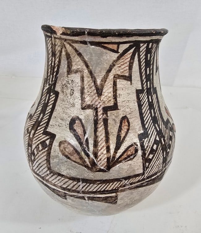 Isleta Pueblo pottery jar - 3