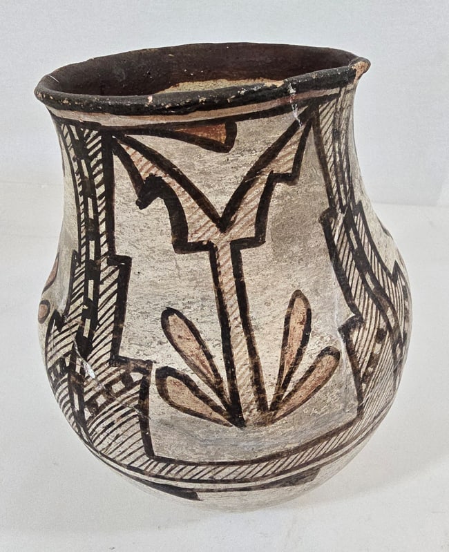 Isleta Pueblo pottery jar - 4