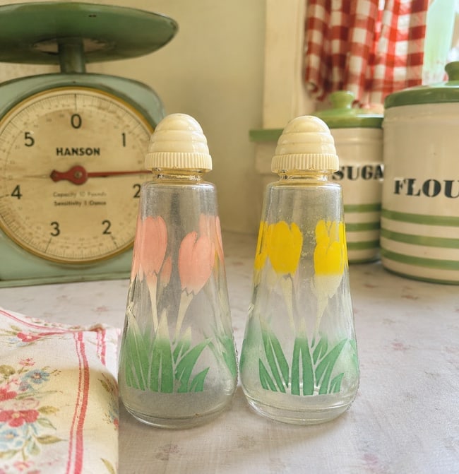 1940's Salt and Pepper Shakers Glass Clear Flowers Tulips (1 of 8)