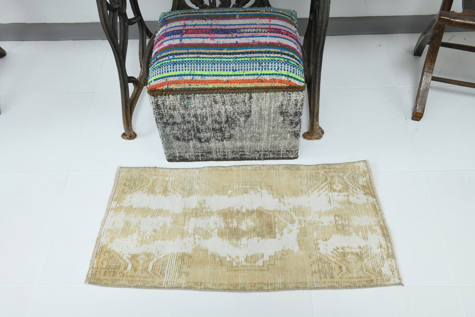 1'5'' x 2'11'' Decorative Vintage Rug - 19160 - 2