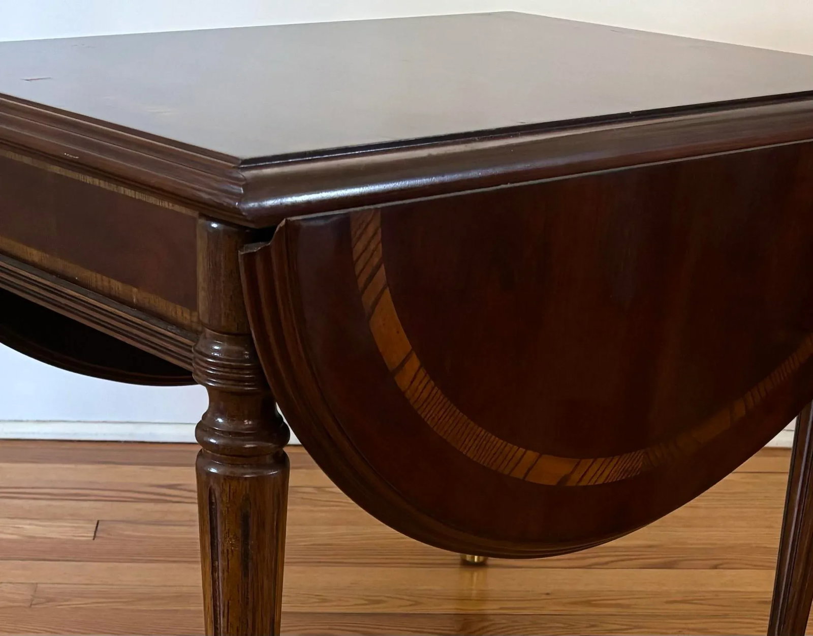 1990s Drop Leaf Inlay Side Table With Brass Feet - 3