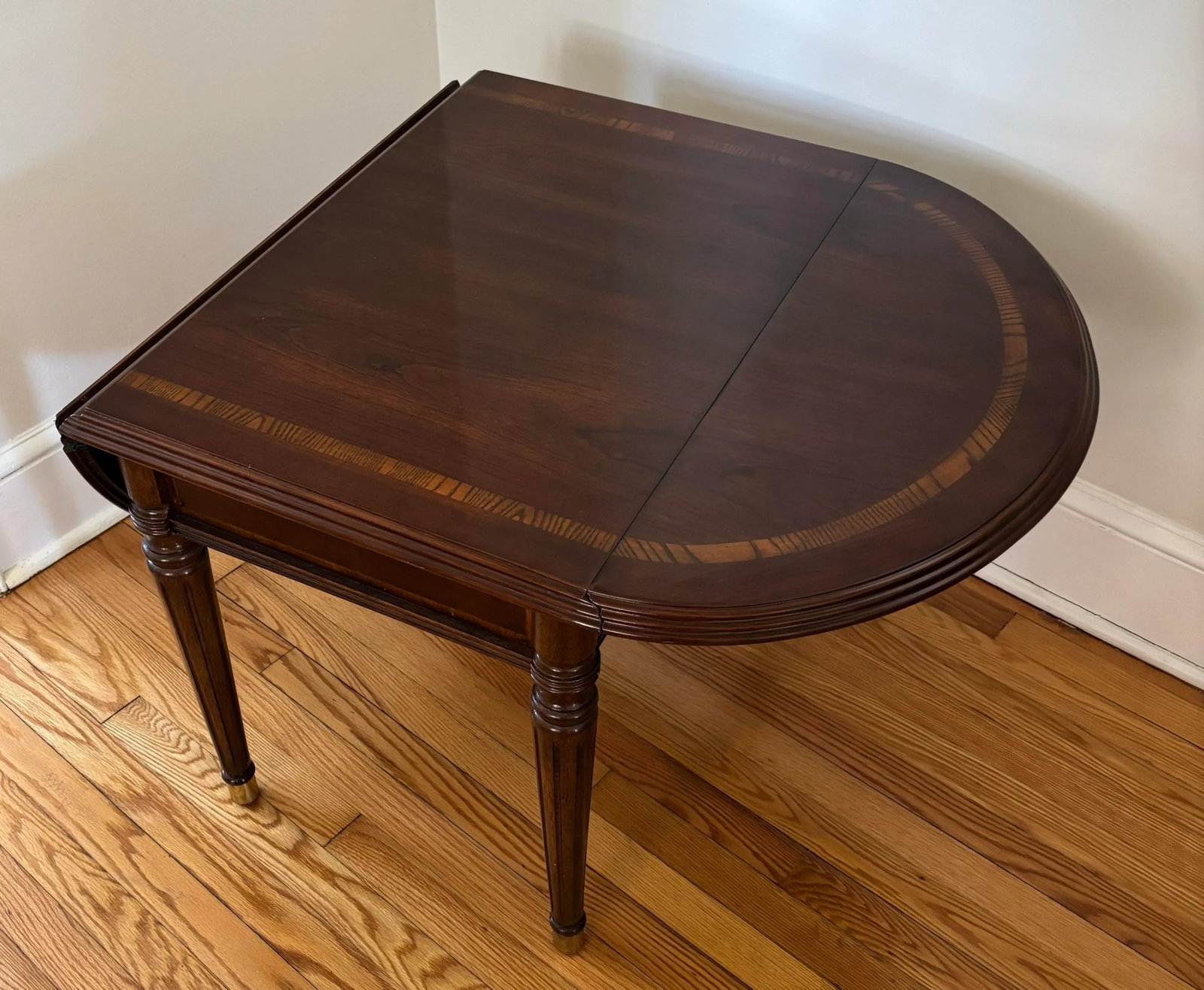 1990s Drop Leaf Inlay Side Table With Brass Feet - 9