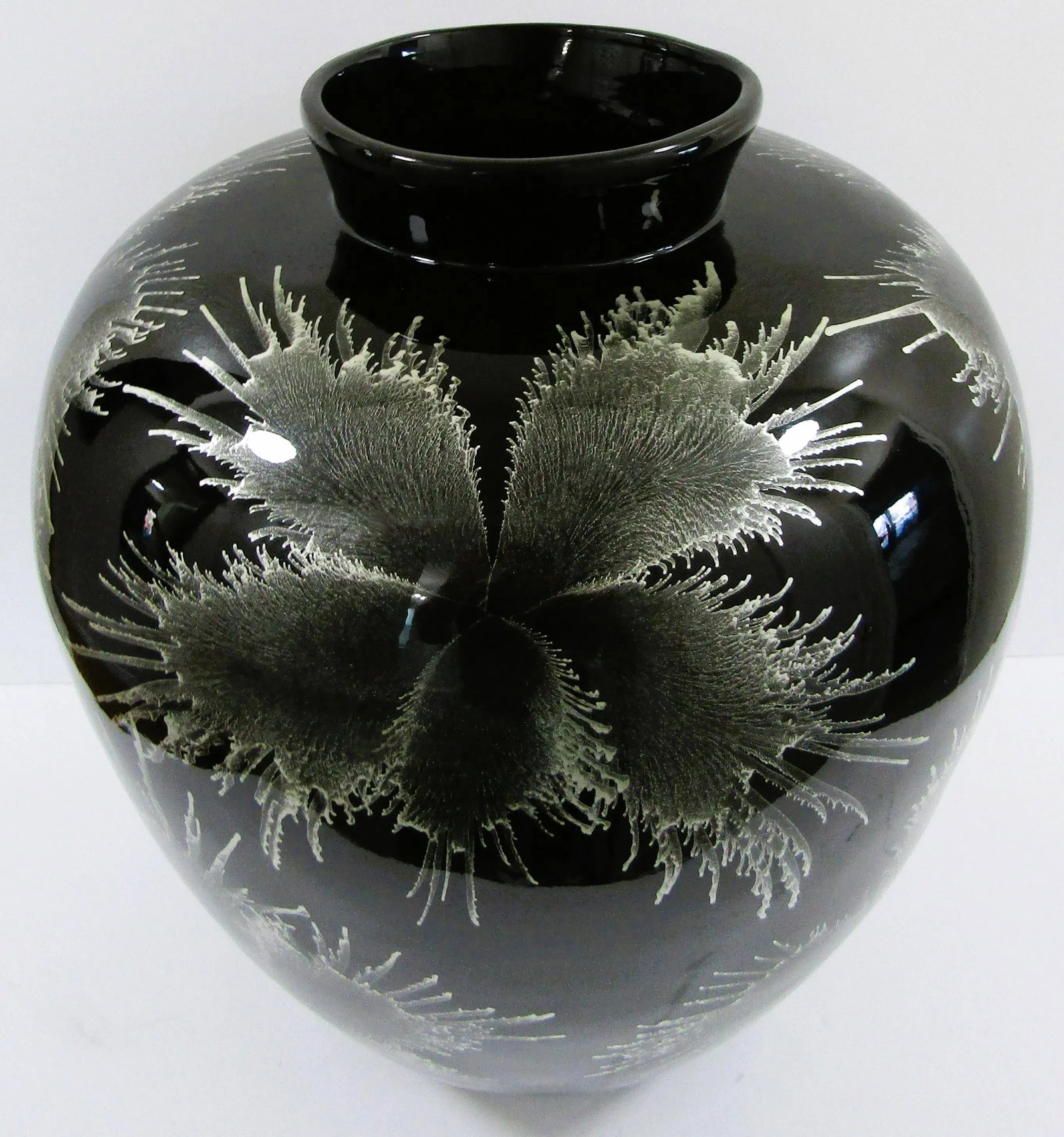 Vintage 1960s Large Black Lacquer Over Bamboo Urn Vase With Silver Floral Design - 4