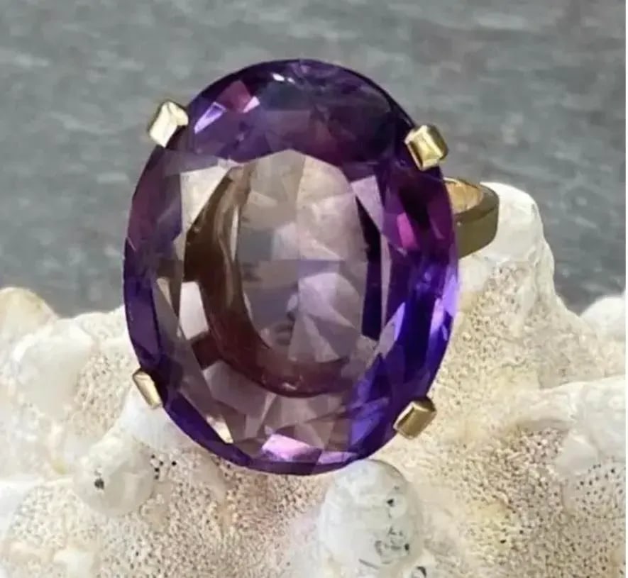 14k Yellow Gold Oval Amethyst Ring - 7