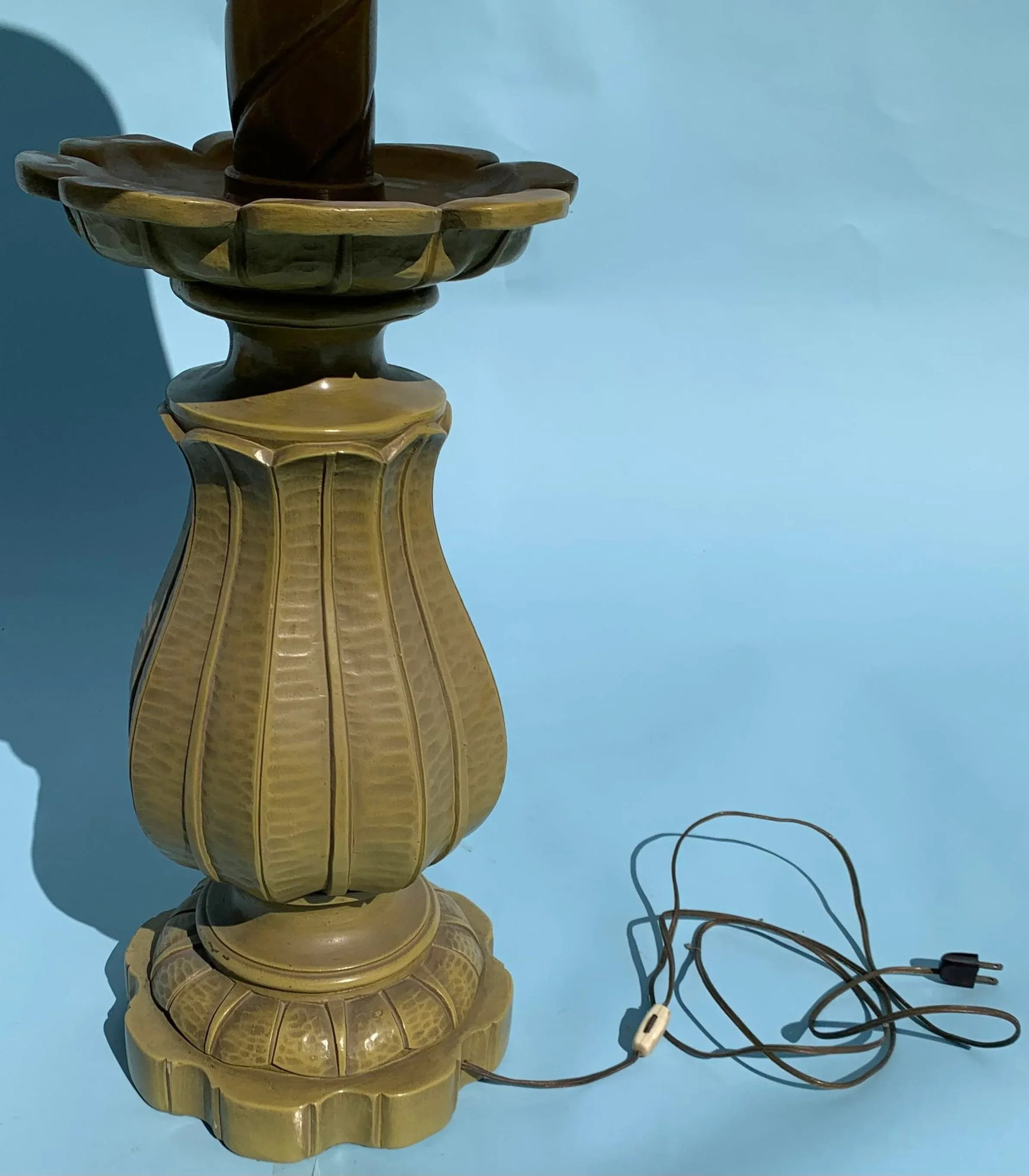 1960s Plaster Gold "Lotus Flower Shaped" Table Lamp With Silk Drum Shade - 4
