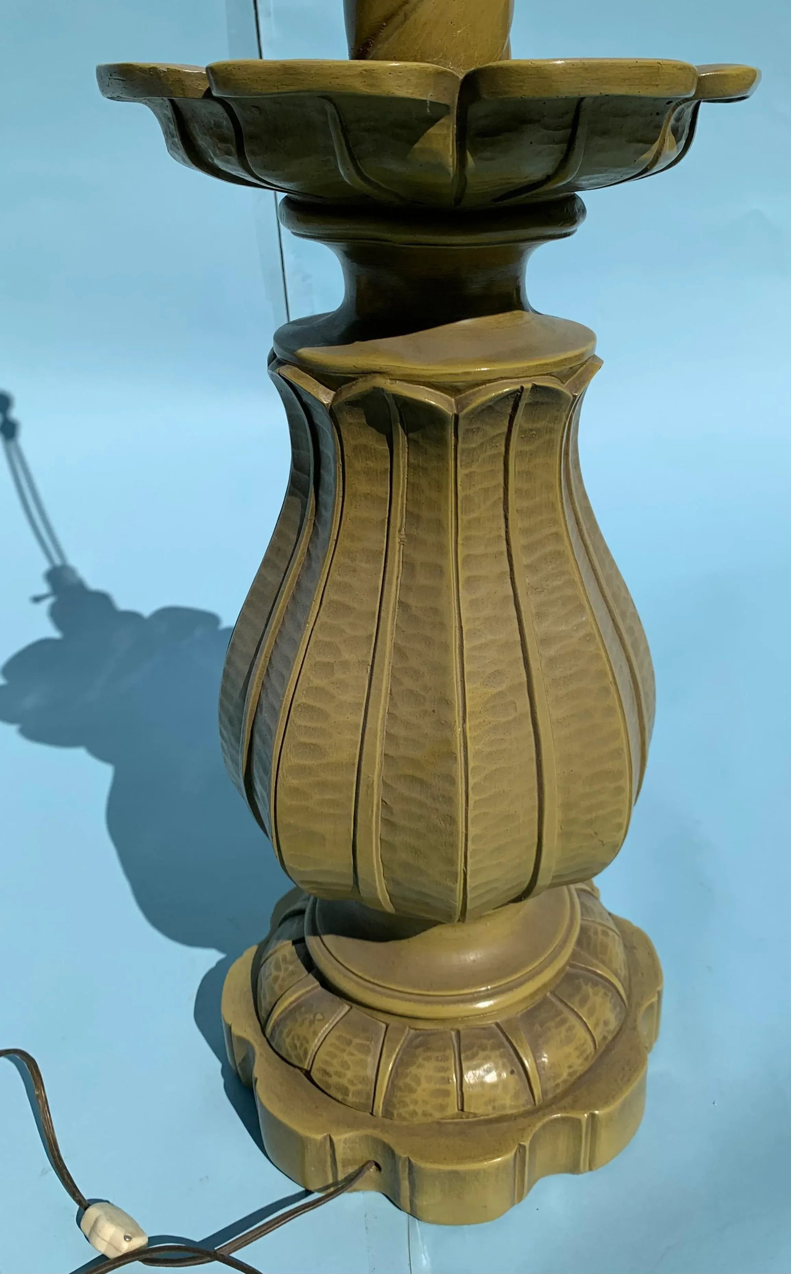1960s Plaster Gold "Lotus Flower Shaped" Table Lamp With Silk Drum Shade - 5