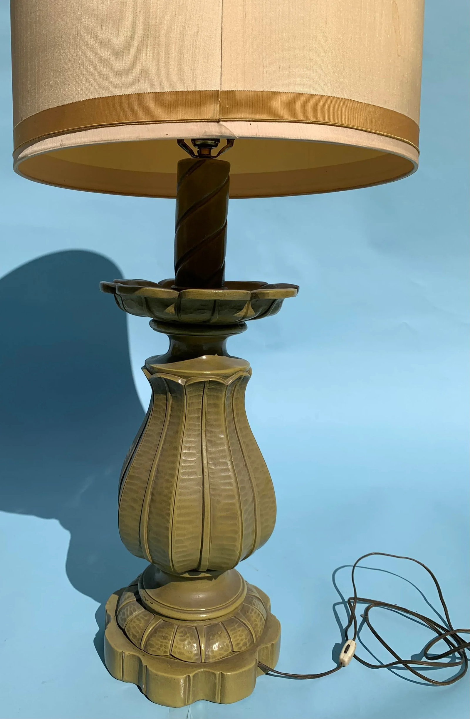 1960s Plaster Gold "Lotus Flower Shaped" Table Lamp With Silk Drum Shade - 7