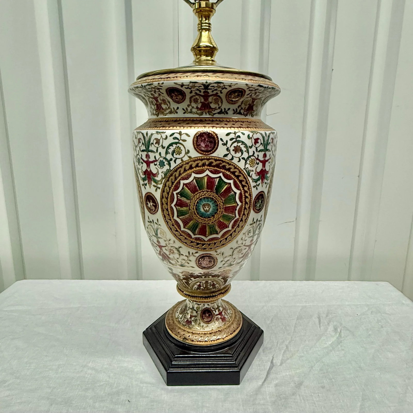 Vintage Oriental Accents Table Lamp - Hand-Painted Porcelain Design - 2
