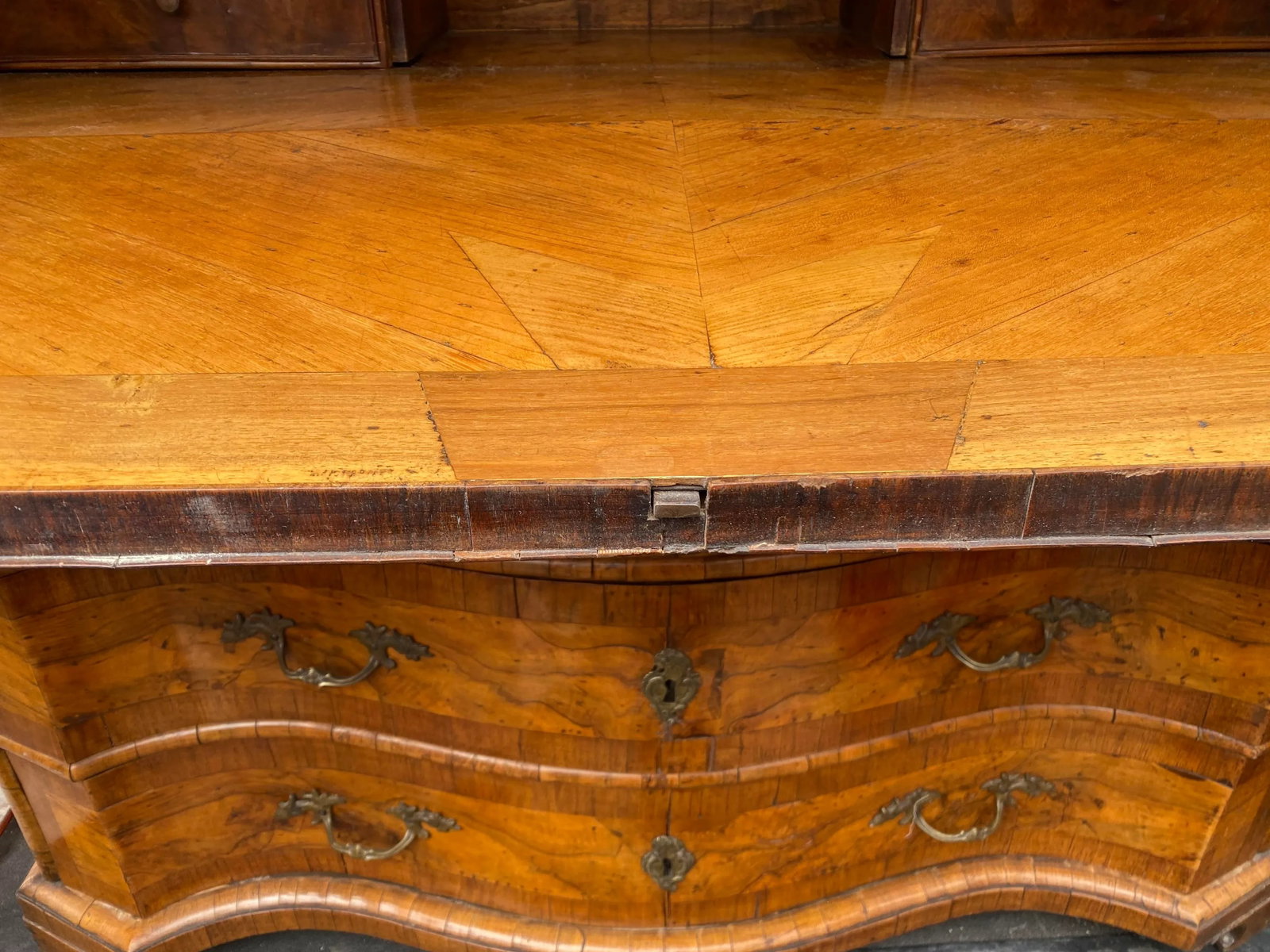 Mid 18th Century Venetian Olivewood Italian Desk - 9
