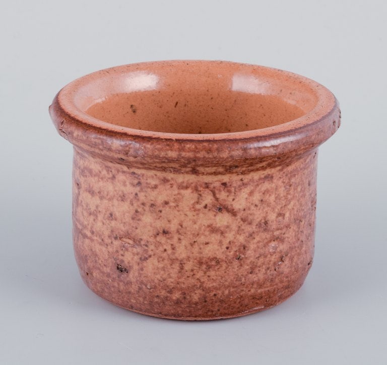 Stouby Keramik, Denmark, a set of four small handmade ceramic vases and four plates. Glazed in brown - 7