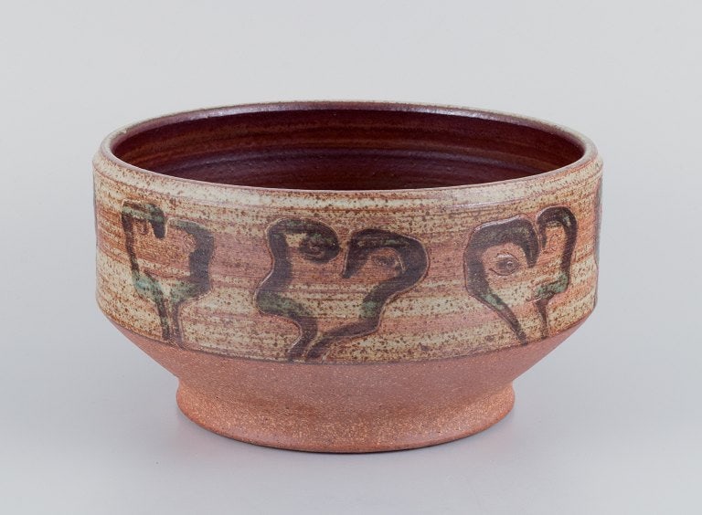 Mogens Nielsen, Nysted, Denmark, large handmade ceramic bowl decorated with abstract motifs. Glazed: Mogens Nielsen, Nysted, Denmark, large handmade ceramic bowl decorated with abstract motifs. Glazed in brown tones. Approximately 1978. Signed. In perfect condition. Dimensions: Diameter 23.8 cm,