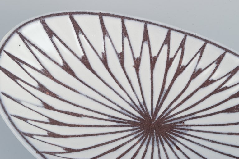Mari Simmulson for Upsala Ekeby, Sweden. "Mars" ceramic bowl in white glaze. Modernist design. - 6