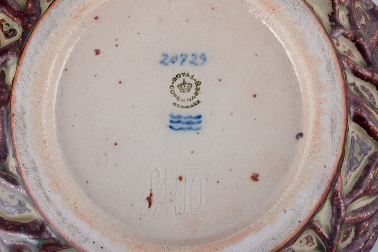 Axel Salto for Royal Copenhagen, large ceramic bowl designed with leaf patterns in relief. - 7