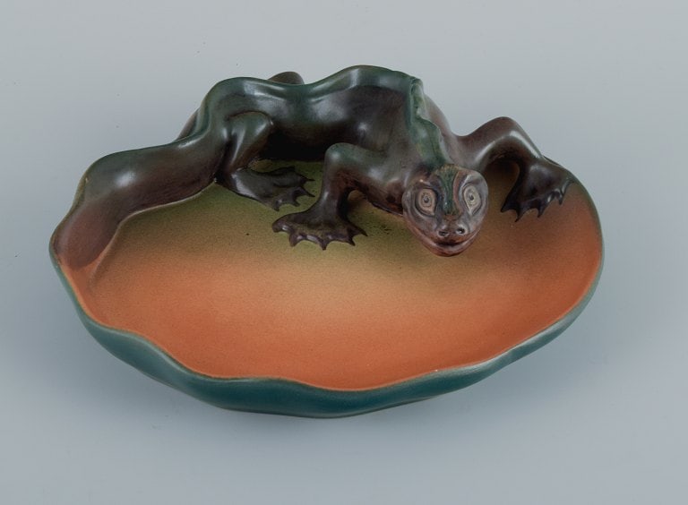 Ipsens, Denmark. Rare dish in hand-painted glazed ceramic with a lizard. - 2
