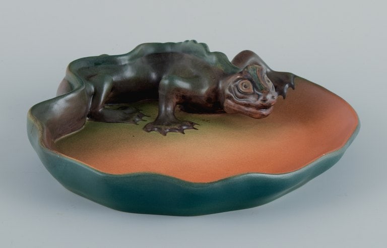 Ipsens, Denmark. Rare dish in hand-painted glazed ceramic with a lizard. - 4