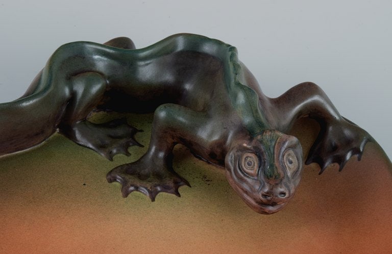 Ipsens, Denmark. Rare dish in hand-painted glazed ceramic with a lizard. - 5