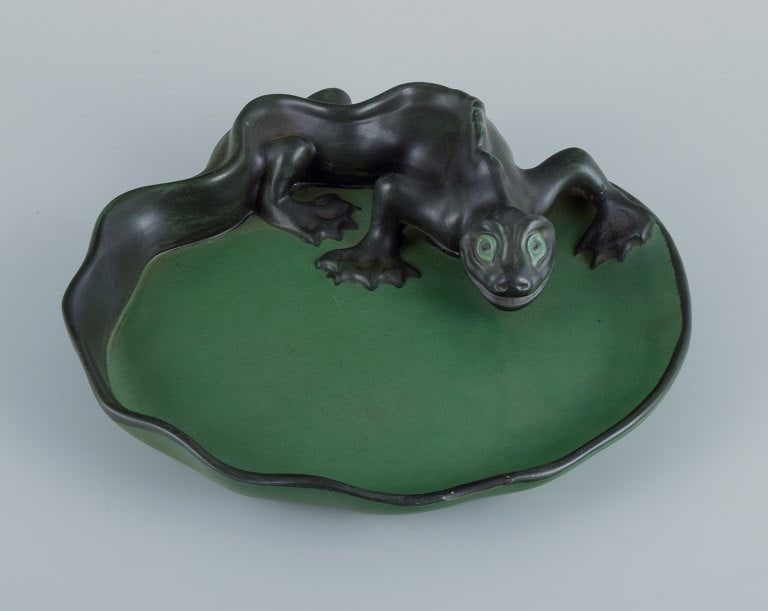 Ipsens, Denmark. Rare dish in hand-painted glazed ceramic with a lizard. - 2