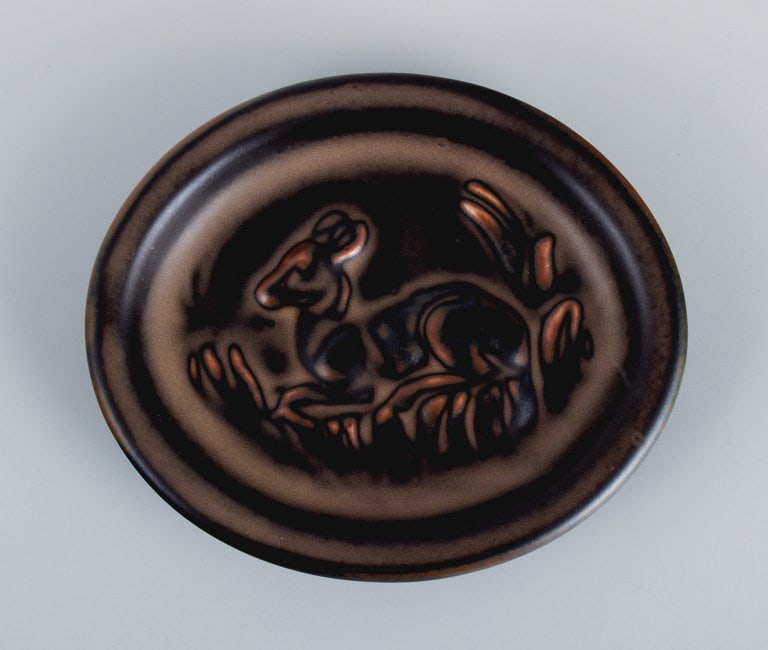 Knud Kyhn (1880-1969) for Royal Copehagen. Small ceramic dish with a motif of a reclining deer. - 3