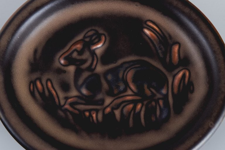 Knud Kyhn (1880-1969) for Royal Copehagen. Small ceramic dish with a motif of a reclining deer. - 4