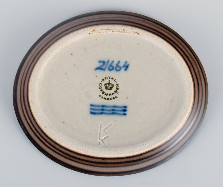 Knud Kyhn (1880-1969) for Royal Copehagen. Small ceramic dish with a motif of a reclining deer. - 5