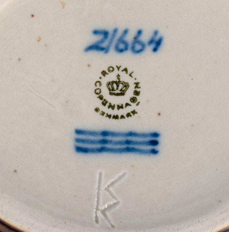 Knud Kyhn (1880-1969) for Royal Copehagen. Small ceramic dish with a motif of a reclining deer. - 6