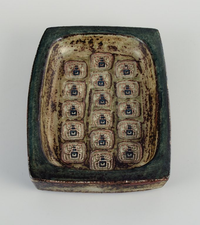 Jørgen Mogensen for Royal Copenhagen, stoneware dish with motif of beetles. - 2