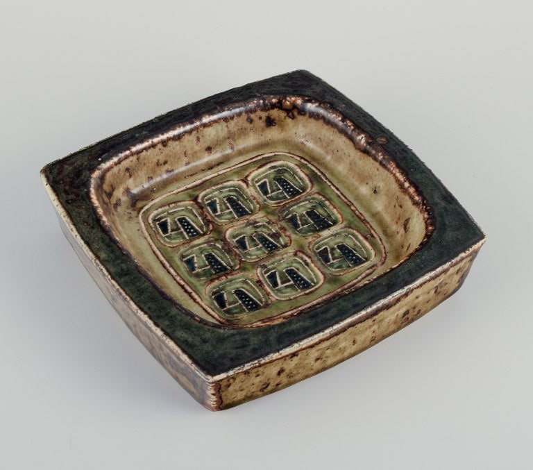 Jørgen Mogensen for Royal Copenhagen, two stoneware dishes with abstract motifs. - 5