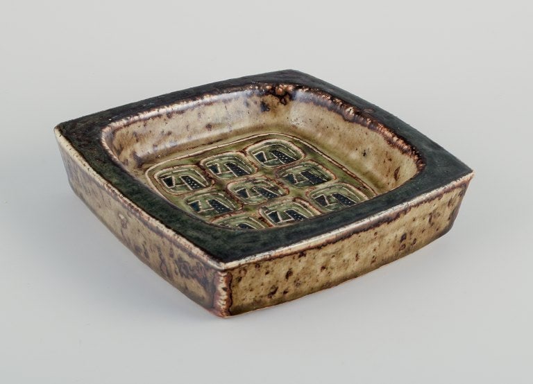 Jørgen Mogensen for Royal Copenhagen, two stoneware dishes with abstract motifs. - 6